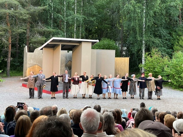 Harmony sisters Pyynikin kesäteatteri teatteriarvio laulunäytelmä