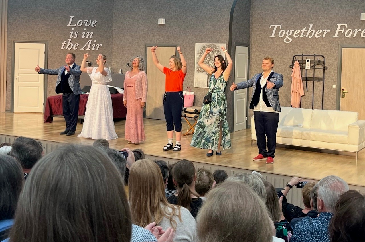 Täydelliset häät Tampereen komediateatteri kesäteatteri teatteriarvio