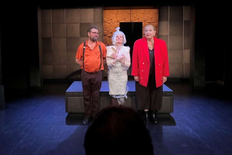 Kuningatarhillo Teatteri Telakka teatteriarvio teatteriblogi kulttuuriblogi