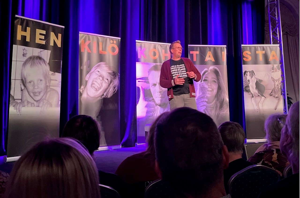 Jukka Rasila Henkilökohtaista standup Tampereen Komediateatteri arvostelu arvio kulttuuriblogi