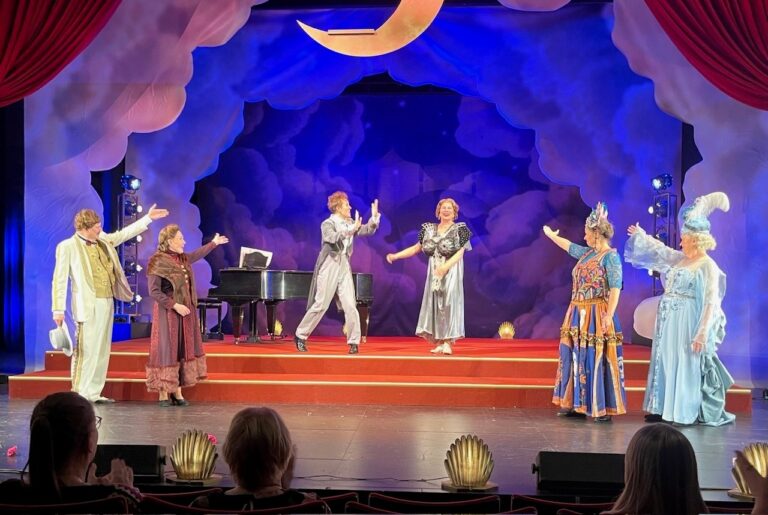 Suurenmoista Florence Foster Jenkins Hämeenlinnan teatteri teatteriarvio teatteriarvostelu arvio arvostelu kulttuuriblogi teatteriblogi