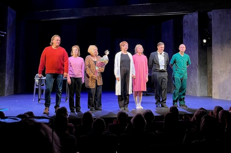 Musta jää Tampereen Teatteri TT-teatteri Frenckell trilleri arvio arvostelu teatteriarvio teatteriarvostelu kulttuuriblogi teatteriblogi